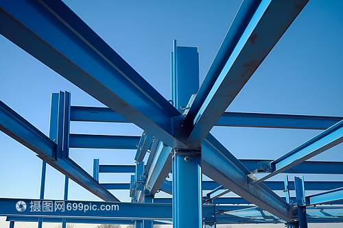 藍(lán)天下，金屬結(jié)構(gòu)的現(xiàn)代詩(shī)篇